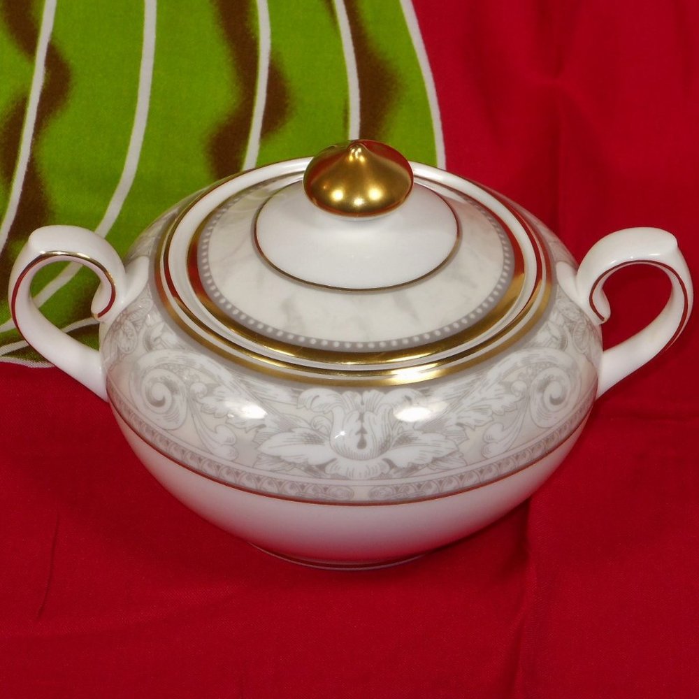 Royal Doulton Naples H5309 sugar bowl with lid
